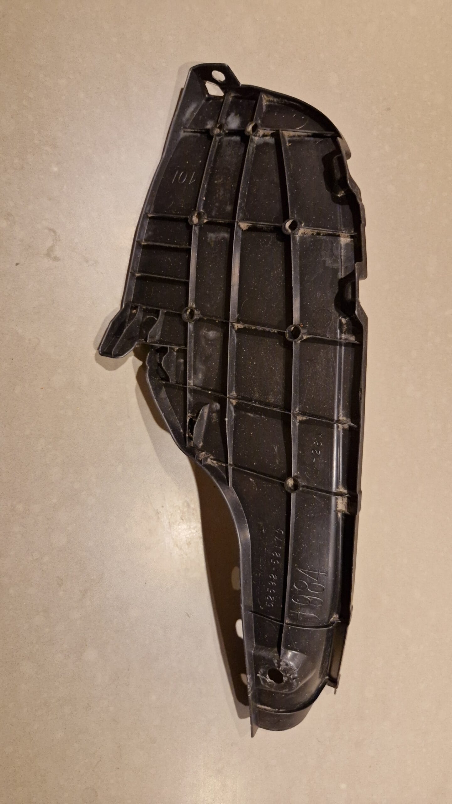 Afdichting binnenzijde achterbumper links Toyota Yaris P90