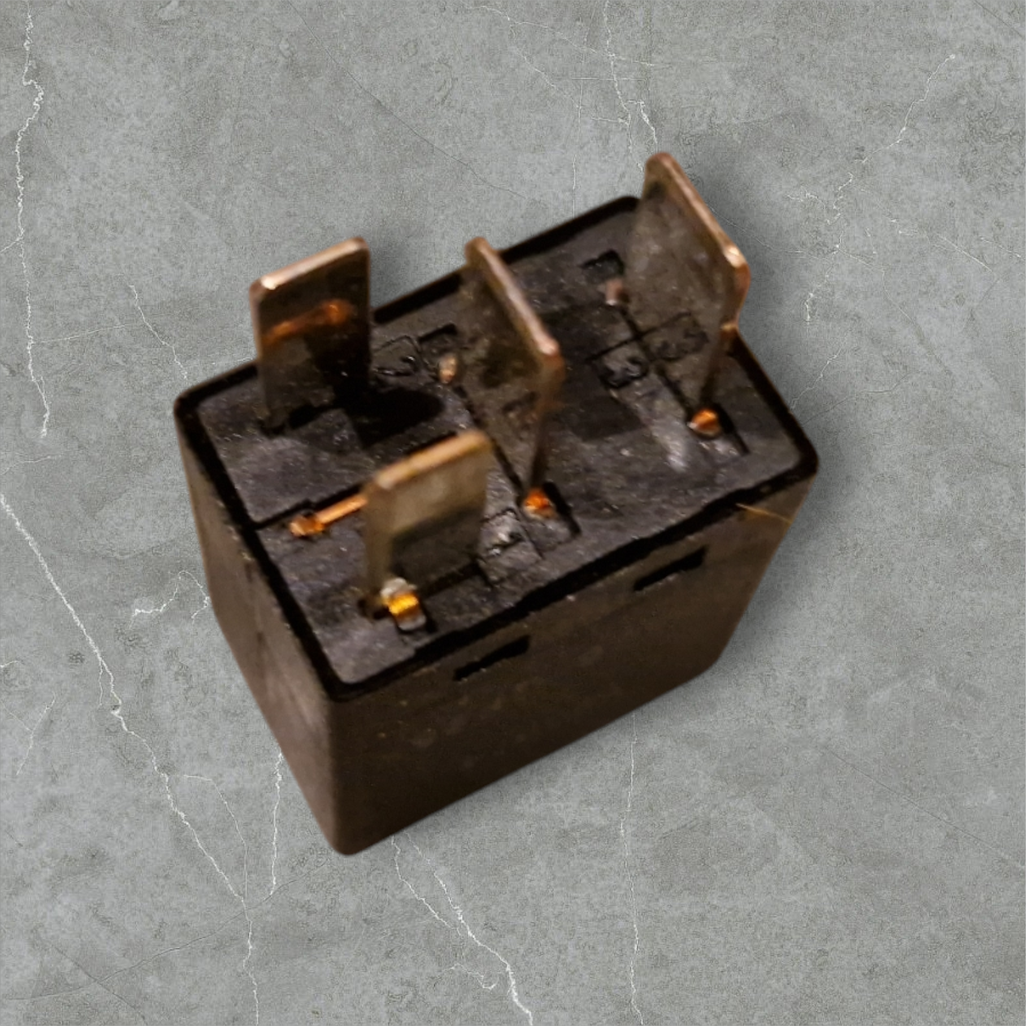 Relais GM 90508807 brandstofpomp Saab 9-3