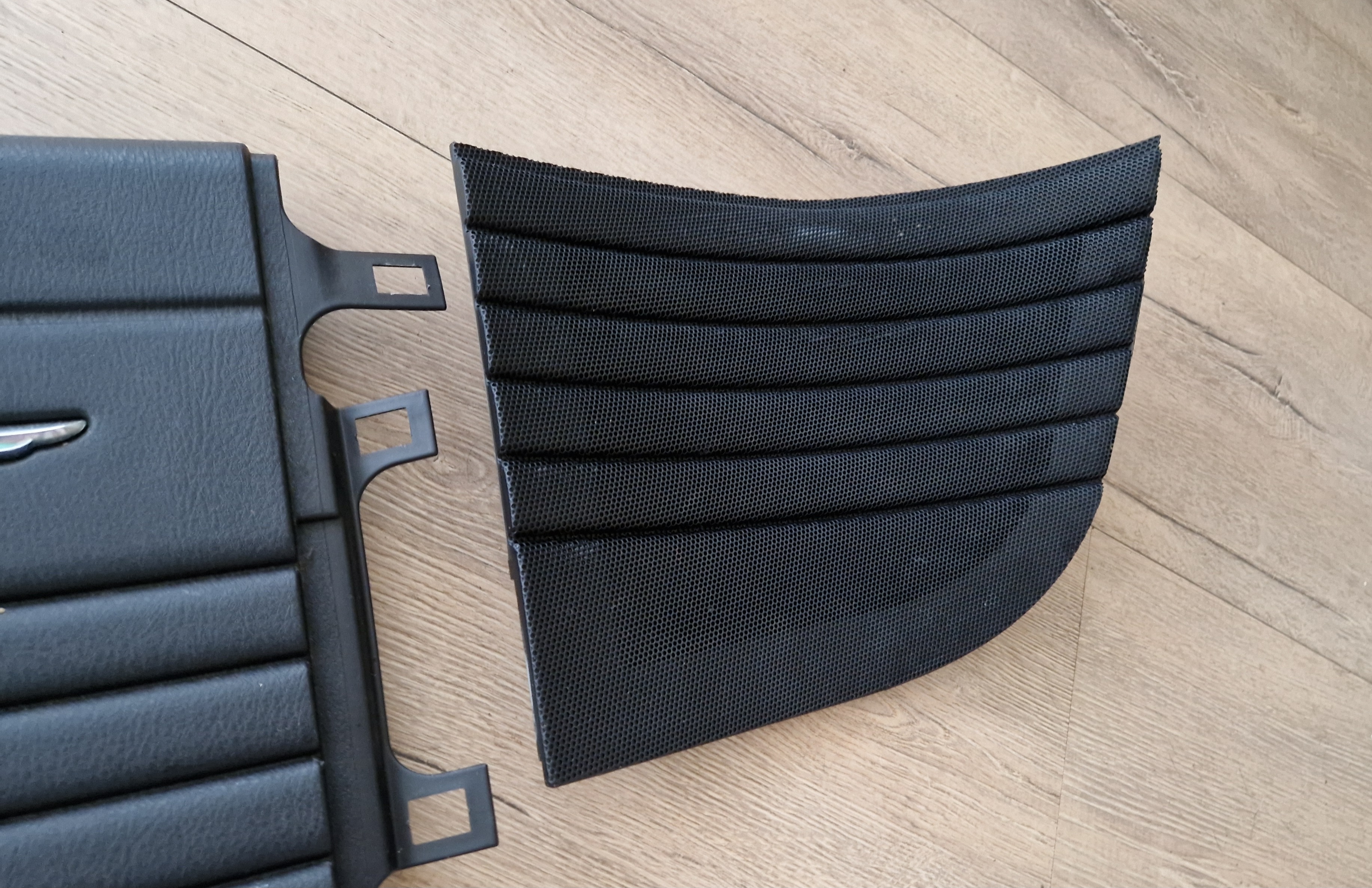 Interieurdelen achter de voorstoelen, driedelig.