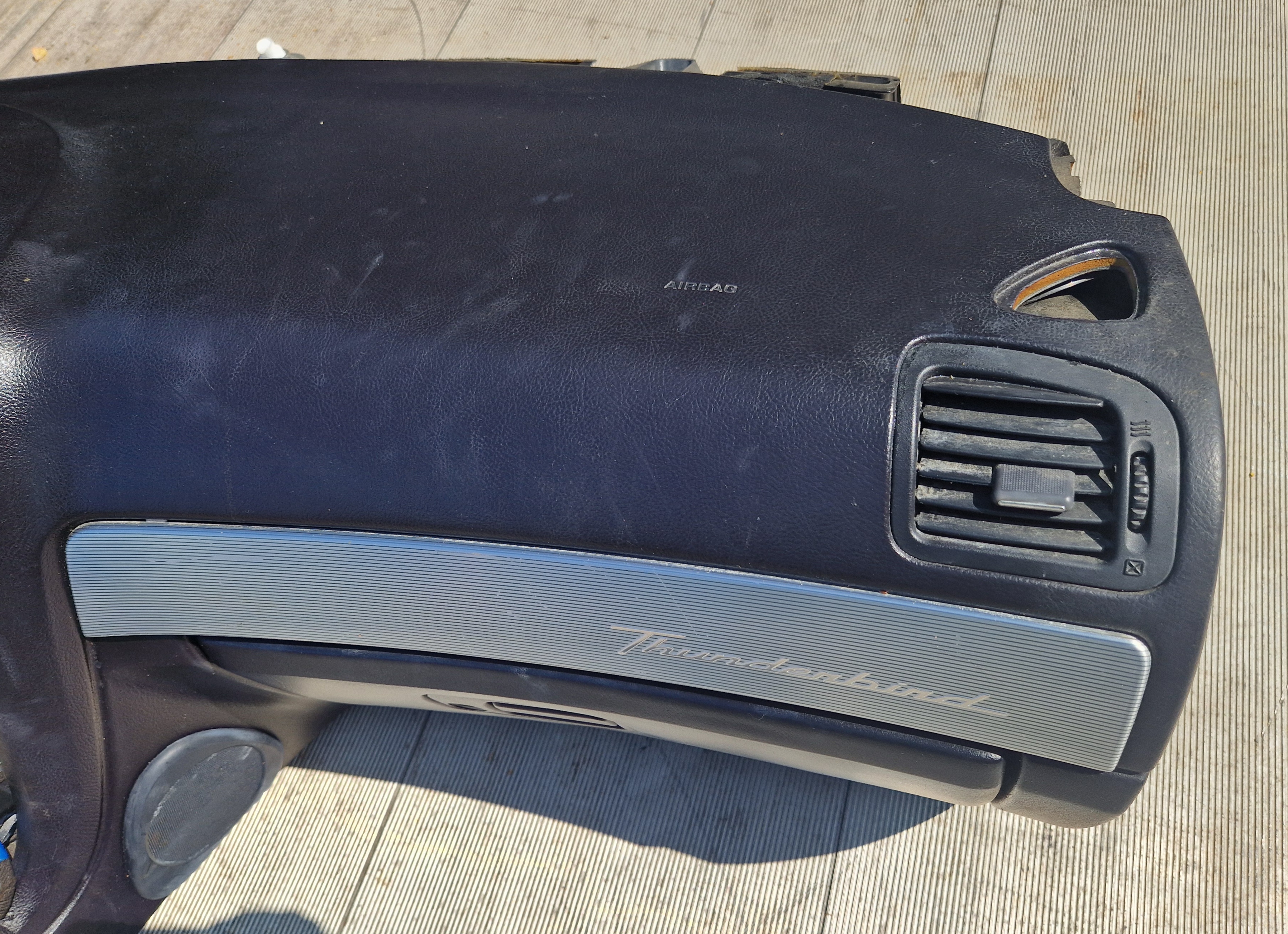 Dashboard Ford Thunderbird 2002-2005