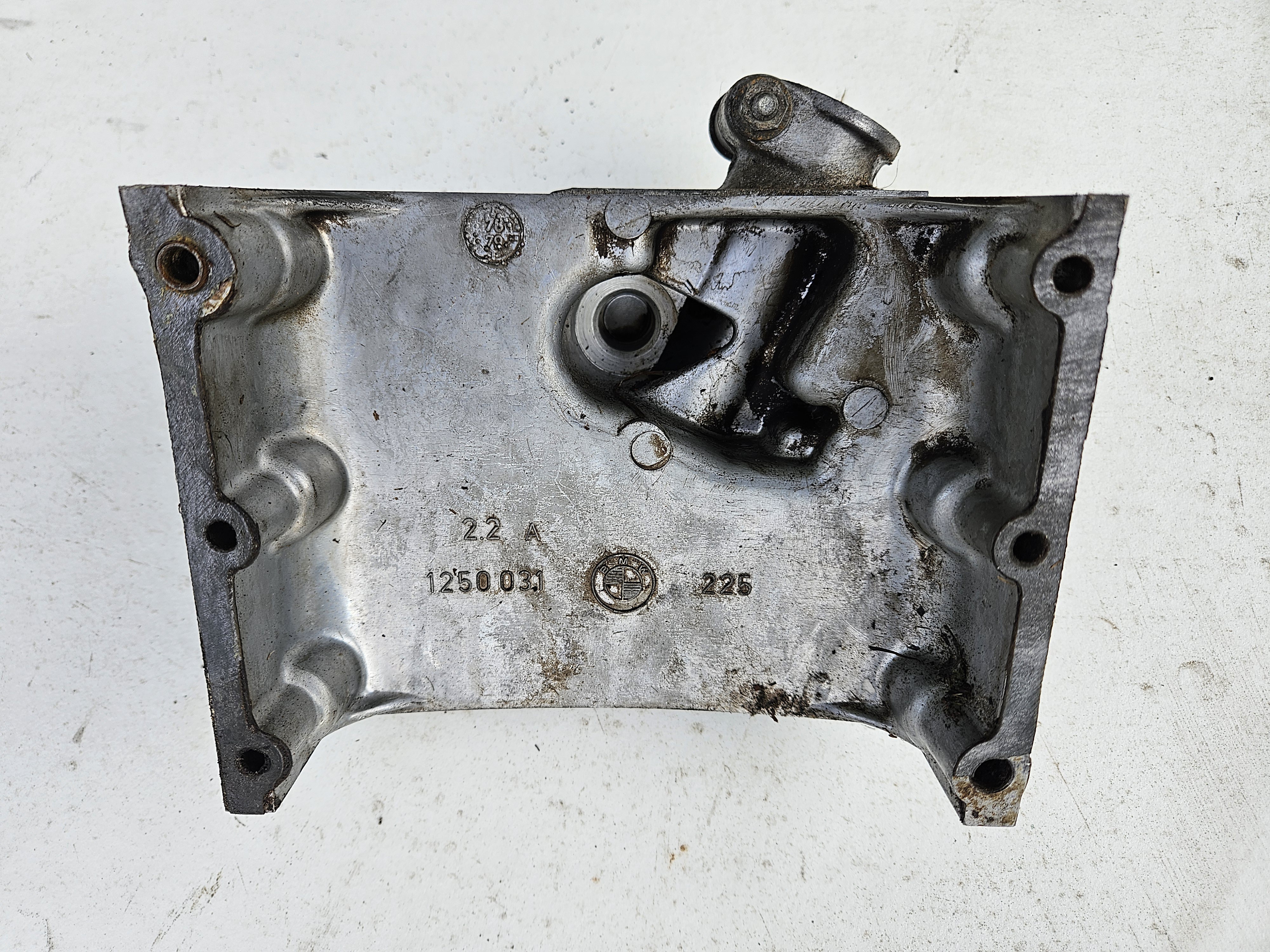 Motordeksel met bevestiging ontstekingshuis